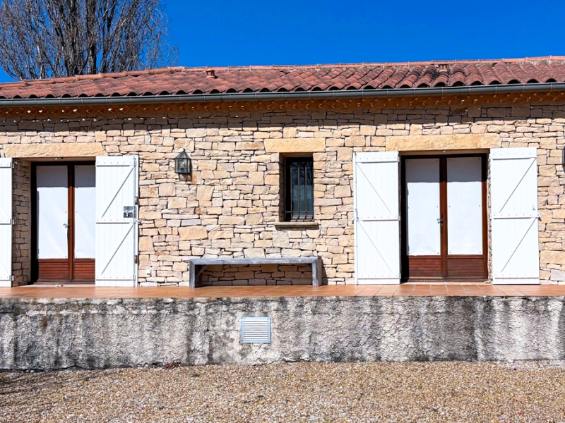 Stores, rideaux tirés, volets mi-clos